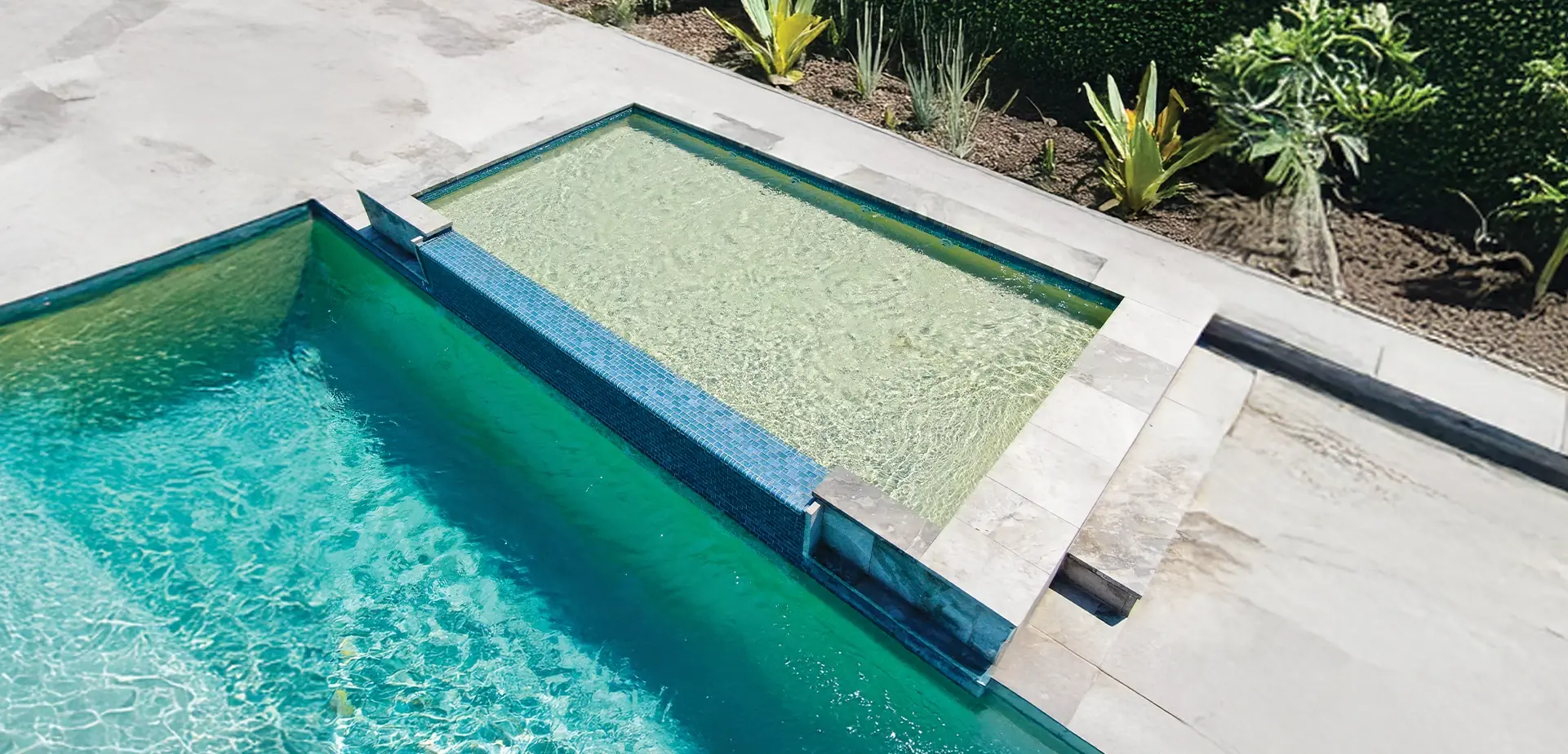 The Laze Splash Deck with single Overflow